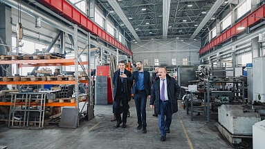 Экскурсия на производство ЭНСЕТ для замминистра науки и высшего образования РФ Дениса Секиринского